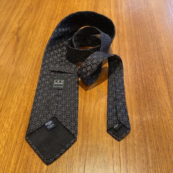 IKE BEHAR made in USA tie in black grey pattern.  Very classic style. - Picture 7 of 8